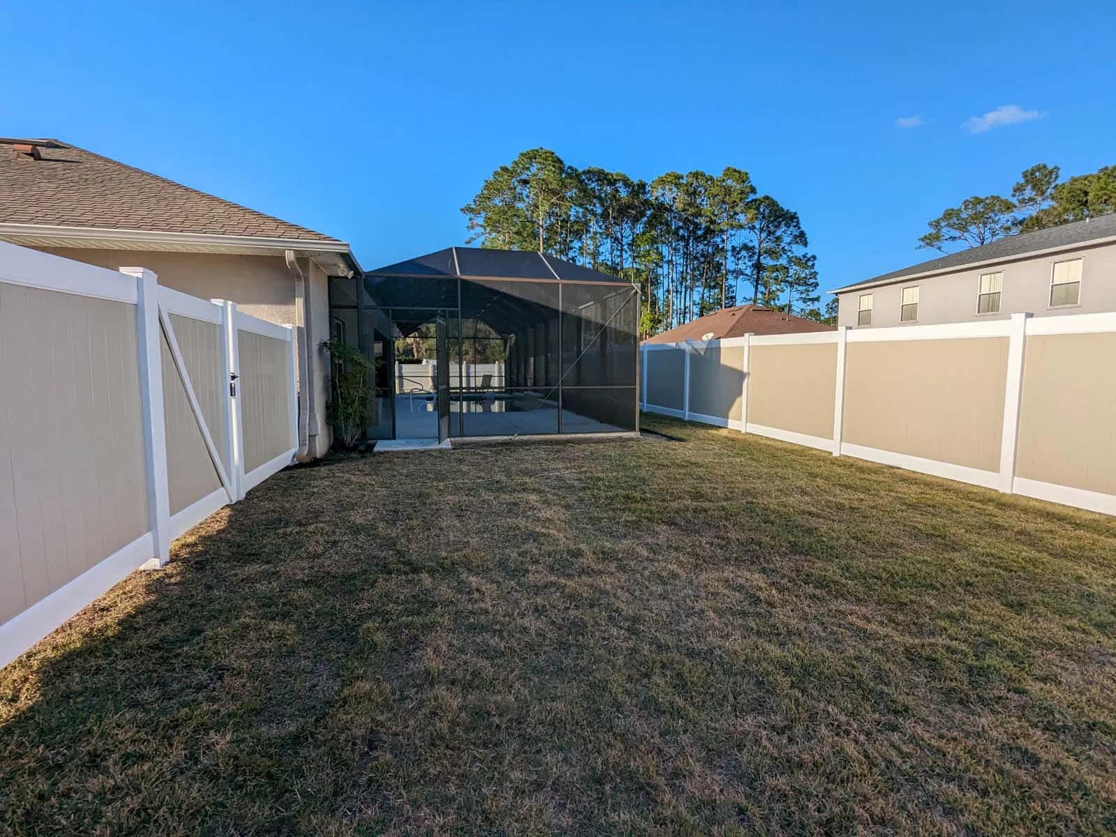 Florida Vinyl Fence Tan Pickets White Posts And Rails Backyard 2