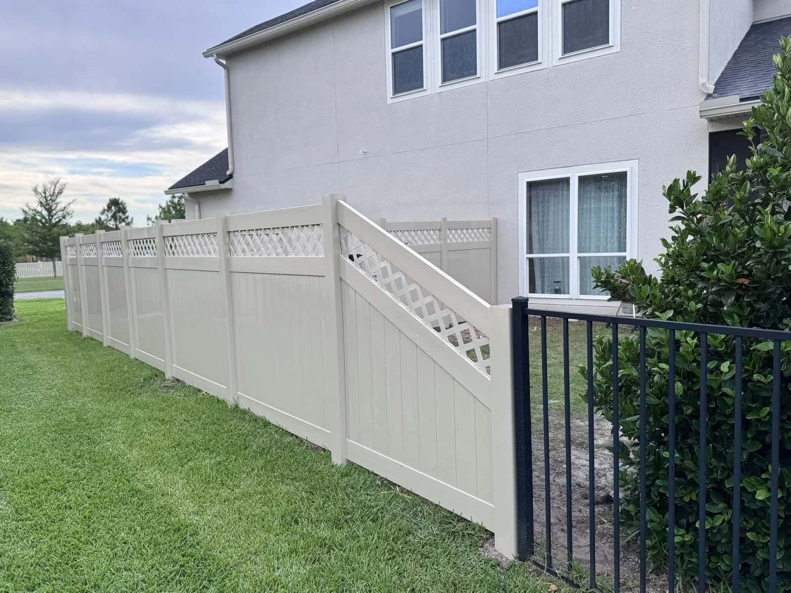Florida Vinyl Privacy Fence With Lattice Top And Transition To Aluminum Fence 2