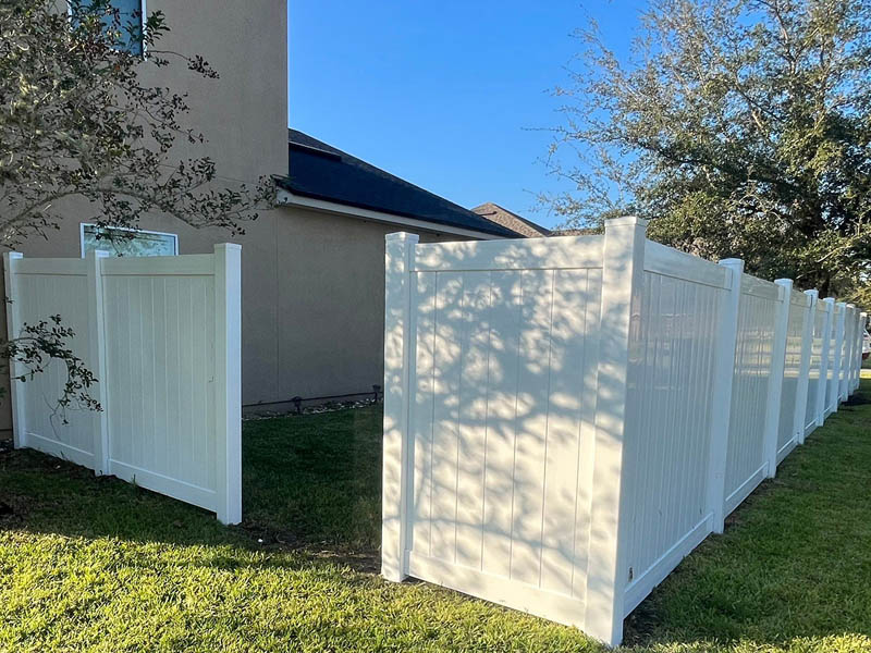 Vinyl residential fence contractor in St. Augustine Florida